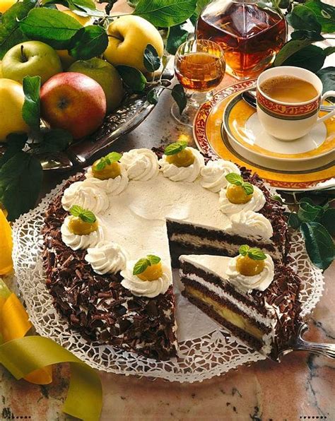 Mehl, 75 g stärke, kakao und backpulver mischen, auf die eischaummasse sieben und unterheben. Sahnige Apfeltorte Schwarzwälder Art Rezept | LECKER ...