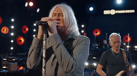 Def Leppard Take You Behind The Scenes Of Drastic Symphonies Release