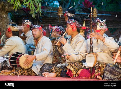 Orquesta Gamelan Jugando Durante Un Barong Y Kris Rendimiento En Bali