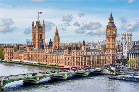 Unlimited free travel is permitted on tube, dlr, london buses and london trams services but some time restrictions for travel on national rail services apply. Oyster Card für London kaufen: Tipps, Preise und Infos