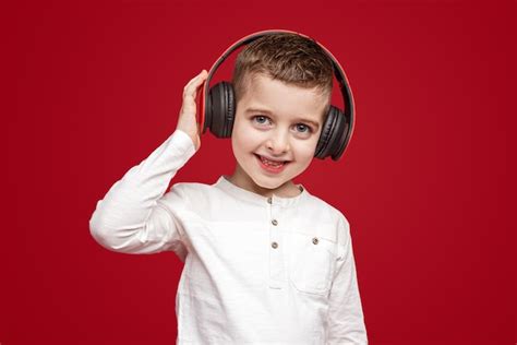 Niño Sonriente Escuchando Música Con Auriculares Foto Premium