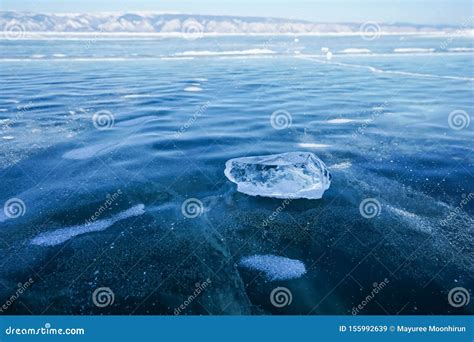 Cubo De Hielo Congelado En Lago Baikal Congelado En Invierno Imagen De