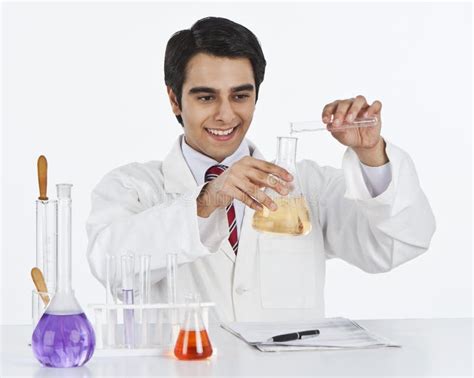 Cientista Que Faz Experiências Imagem De Stock Imagem De Experiências