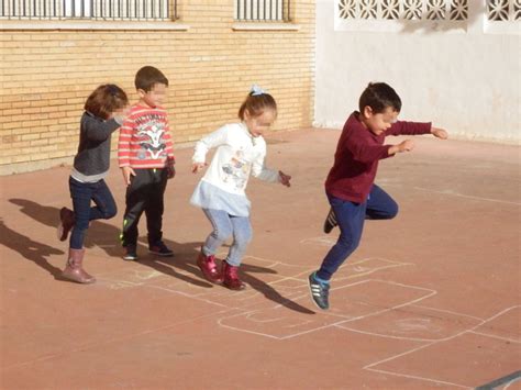 Los juegos tradicionales de ecuador sobreviven al paso de la tecnología y reflejan la creatividad de las comunidades. nubenubita: Juegos de niños: la rayuela