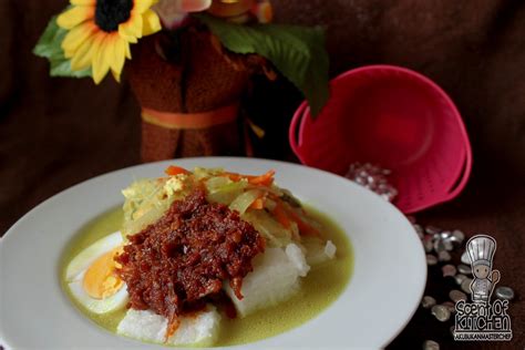 Walau apa pun, lontong ni adalah makanan kegemaran che nom kerana ada banyak bahan sayuran dalam kuahnya, yang juga dimasak bersama udang segar. Resepi 124 : Lontong Kuah Lodeh ala Perantau
