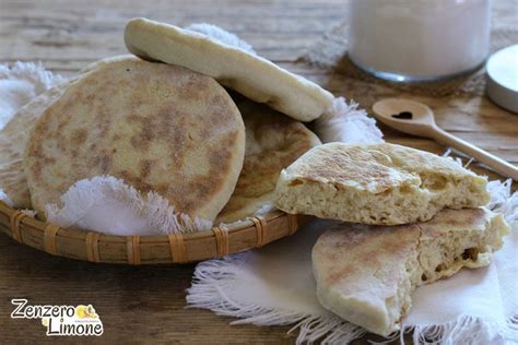 Focaccine semplicissime a base di farina di mandorle, perfette per sostituire il pane, preparare dei panini da asporto oppure come da consumare da sole come semplice snack! Focaccine senza lievito in padella | Zenzero e Limone