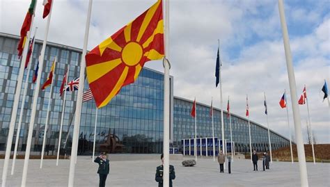 • macedonia północna wielokrotnie podejmowała próby dołączenia do sojuszu. Flaga Macedonii Północnej przed kwaterą NATO