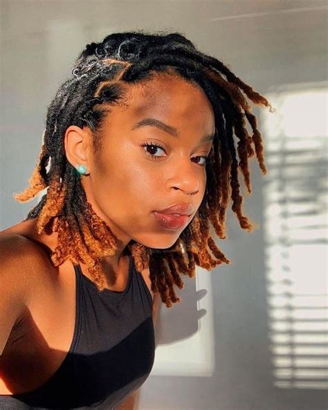 Dazu eignet sich am besten eine wasserunempfindliche entwirrbürste ohne pneumatikkissen wie der tangle teezer. Frisuren Afro Haare Frauen - Frisur Stil