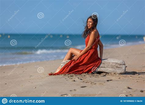Jovem Mulher Sentada Na Areia Da Praia Foto De Stock Imagem De Brisa Misturado