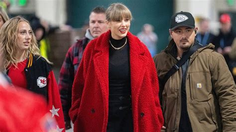 At Chiefs Game Taylor Swift Dons Red Coat Like Brittany Mahomes