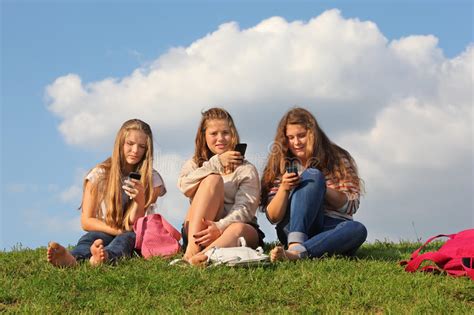 Drie Meisjes Werpen Op Zakken En Kijken Omhoog Stock Foto Afbeelding Bestaande Uit Gelukkig
