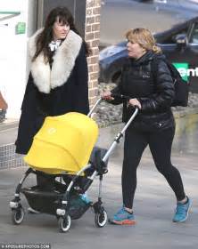 Paloma Faith Enjoys A Crepe With Her Baby In London Daily Mail Online