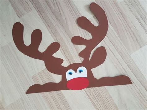 Fensterbilder aus tonkarton vorlagen gratis / zu weihnachten basteln mit vorlagen von fischer fensterbilder basteln weihnachten fenster. Elch guckt aus dem Fenster Weihnachten aus tonkarton ...