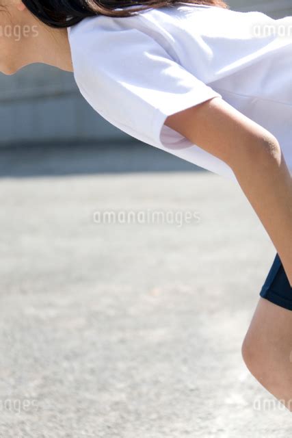 体操着姿で出走する女子高生の写真素材 [fyi03245453] ストックフォトのamanaimages Plus