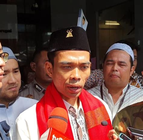 Beliau bernama abdul somad (ustadz abdul somad, lc, ma). Pengacara: Ustaz Abdul Somad Sudah Resmi Bercerai