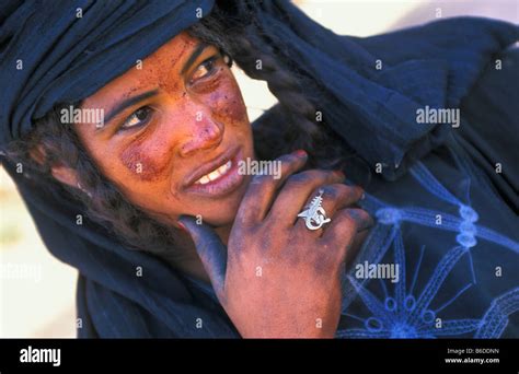 Niger Agadez Woman Of Tuareg Tribe Stock Photo Alamy