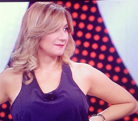 Un conduttore televisivo che è cresciuto alla scuola del maestro gigi, che è showman nell'anima e che nella lunga intervista di serena bortone ha svelato tanti aspetti della sua ricca personalità. Serena Bortone