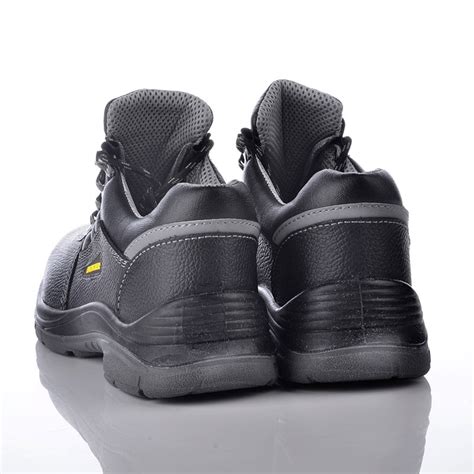 With a distinctive logo, this collection allows you to define yourself by the force of nature. An Agricultural Safety Shoes Supplier In Malaysia - BOXTER