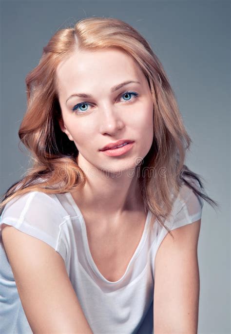 Portret Van Een Mooi Vrouwelijk Model Op Donkere Achtergrond Stock
