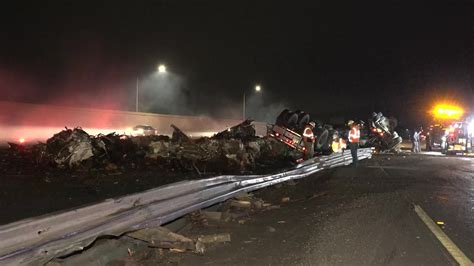 Novato Crash Big Rig Crash Dumps Piles Of Debris On Highway 101 In