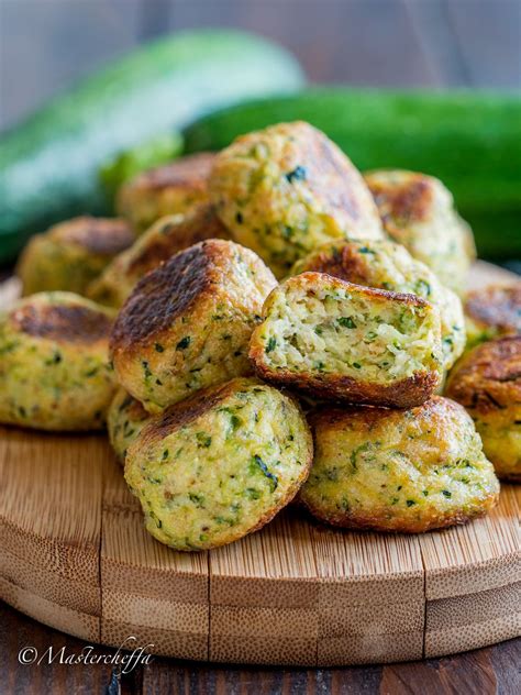 2 zucchine piccole 150 g di ricotta fresca 5 o 6 cucchiai di mollica di pane raffermo 3 cucchiai di formaggio grattugiato prezzemolo e/o basilico. Polpette di zucchine e ricotta al forno | Ricetta nel 2020 ...
