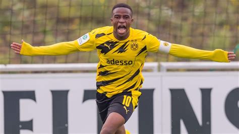 2016'da borussia dortmund'a transfer oldu. Youssoufa Moukoko : La nouvelle pépite de Dortmund ? - BeFoot