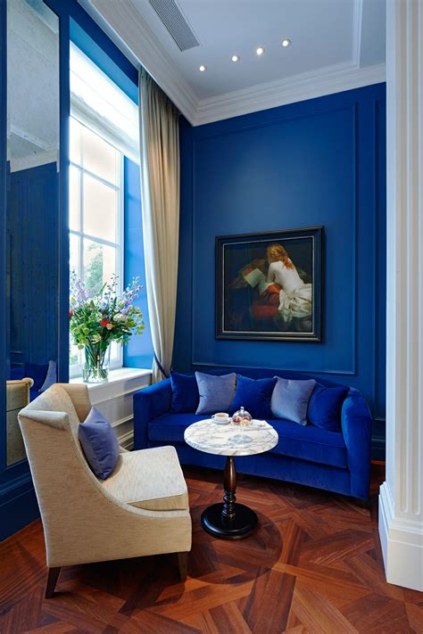 25 Stunning Living Rooms With Blue Velvet Sofas