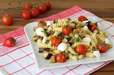 Pasta fredda con mozzarella e pomodorini. Pasta fredda con melanzane, pomodorini e mozzarella - Un ...