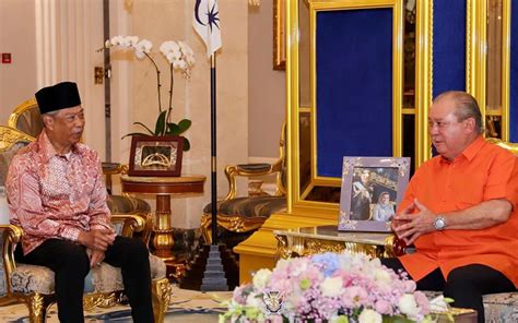 Muhyiddin urodził się jako mahiaddin bin md. Muhyiddin has audience with Johor sultan at Istana Bukit ...
