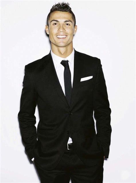 Cristiano Ronaldo Em Look Clássico Preto E Branco Com Gravata Fina E