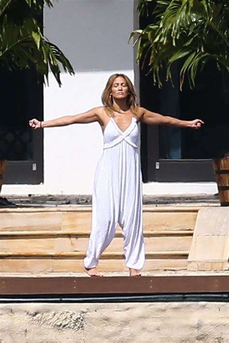 🔴 Jlo Puts Her Mind And Body At Ease With A Stretch At The Waterfront