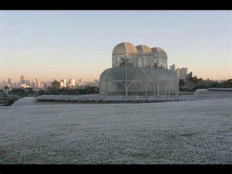 Já a neve cai das nuvens, como a chuva, e precisa de um céu nublado e condições de chuva, além de temperaturas negativas, para que ela ocorra. Neve em Curitiba- 23/07/2013 Snowing in Brazil - Curitiba ...