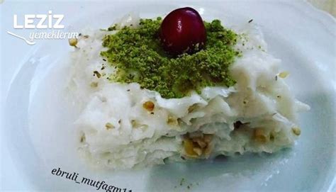 Sütü ve şekeri tencereye alıp şeker eriyinceye kadar ısıtın. Güllaç Tarifi - Leziz Yemeklerim