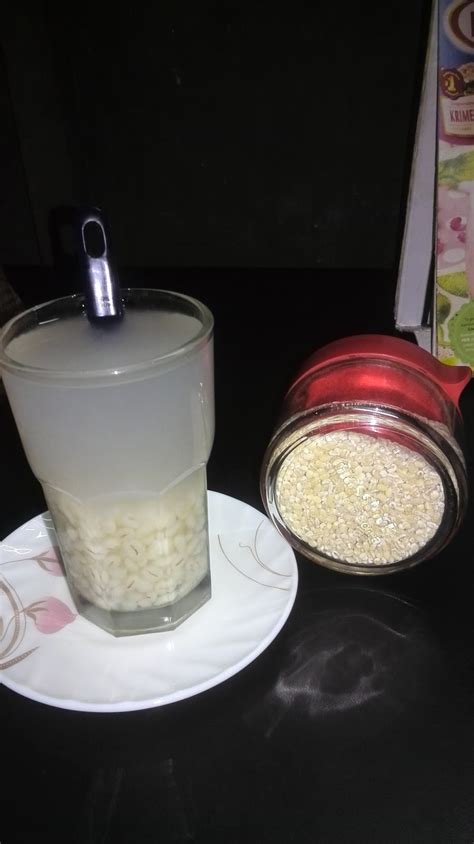 Jadi, ninie pun pergilah ke kedai untuk beli beras barli. namakucella: AIR BARLI PANAS