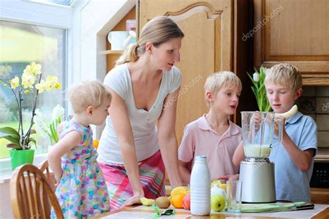 Madre Con Tres Hijos Preparando Saludable Bebida Con Leche