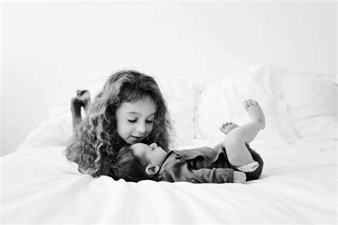 6 Tips For Photographing Newborns With Siblings Photo Naissance Photographie Photographe Bebe