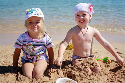 Fotos gratis playa mar arena gente jugar verano vacaciones niño jugando familia