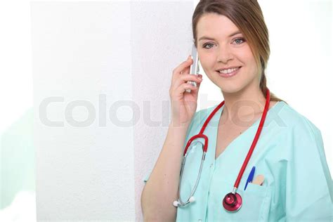 Krankenschwester Lächelnd Am Telefon Stock Bild Colourbox