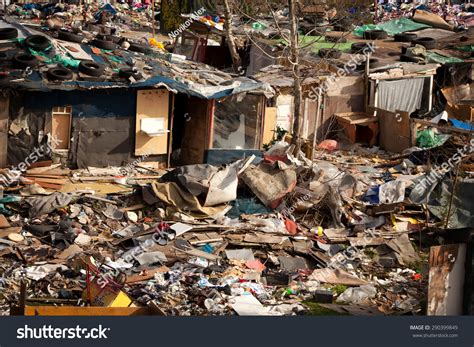 Poor Homeless People Live Landfill Their Stockfoto 290399849 Shutterstock