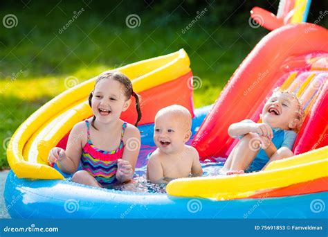 kinder die im aufblasbaren swimmingpool spielen stockbild bild von schätzchen zicklein 75691853