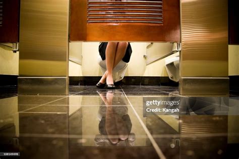 Womans Feet Underneath Toilet Stall Stockfoto Getty Images