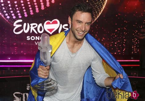 måns zelmerlöw sujetando el premio del festival de eurovisión 2015 eurovisión 2015 foto en