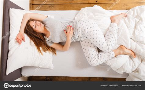침대에서 자는 소녀 스톡 사진 Voyagerix 144737753