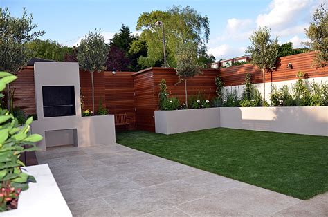 Often, we accomplish this with dividing lines and areas of interest to attract and direct the gaze. Modern garden design Fulham Chelsea Clapham Battersea Balham Dulwich London - London Garden Blog