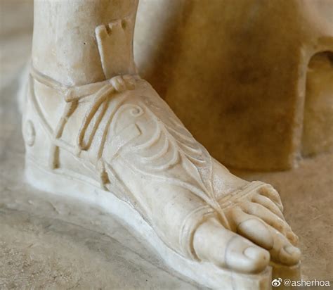 凡尔赛的狄安娜是一尊公元 世纪的罗马大理石雕塑