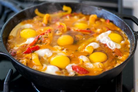 Recipe demonstration video showing how to make shakshuka from yotam ottolenghi and sami. Shakshuka by Yotam Ottolenghi (Plenty Cookbook) - Mondomulia