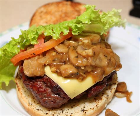 Una hamburguesa es un sándwich hecho a base de carne molida o de origen vegetal, aglutinada en forma de filete cocinado a la parrilla o a la plancha, aunque también puede freírse u hornearse. (Receta) Hamburguesa con salsa de cerveza negra y hongos ...