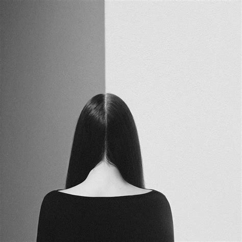 Ponsel pintar pun sudah menyediakan fitur ini did. Foto Hitam Putih (B&W) Self-Portrait Minimalis Oleh Noell Oszvald | KELAS FOTOGRAFI