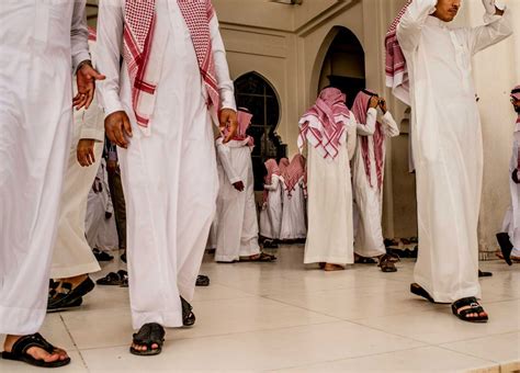 الصورة الشخصية الخاصة بالبطاقة تكون صورتك ان كنت قد رفعت صورك على الفيس بوك ، و ان لم ترفعها استعمل صورة شخصية لاحد الاشخاص الذين قد استعملت صورهم في صور بروفايلك المعطل. شركة تفصل 250 سعودياً وسعودية في يوم واحد - أريبيان بزنس