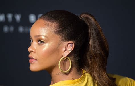 Rihanna Wearing Fenty Beauty Killawatt Freestyle Highlighter Rihanna